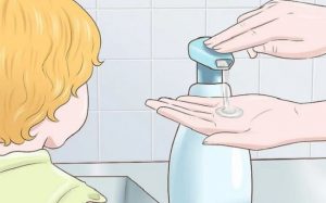 Nên sử dụng dung dịch rửa tay cho bé
