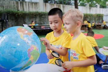 Dạy trẻ các kĩ năng giao tiếp với người lạ