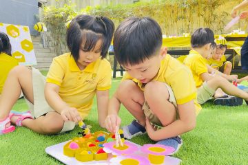 Dạy trẻ kỹ năng cắm hoa